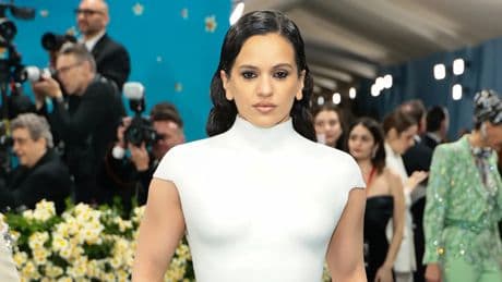 Rosalía lleva a la Gala MET un vestido que recrea su cuerpo