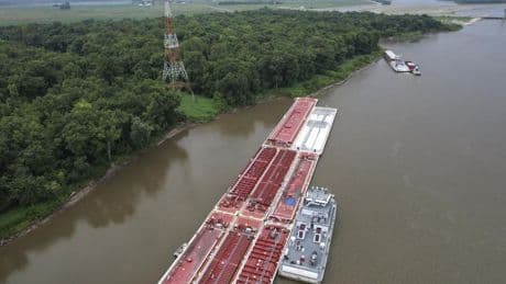 Mueren los dos ocupantes de un helicóptero que tras chocar con un cable eléctrico se estrelló contra una barcaza en el río Misisipi