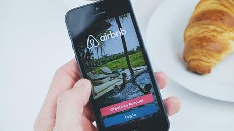 Falsa richiesta di risarcimento danni su Airbnb. Una donna vince il ricorso: il proprietario aveva manipolato le foto