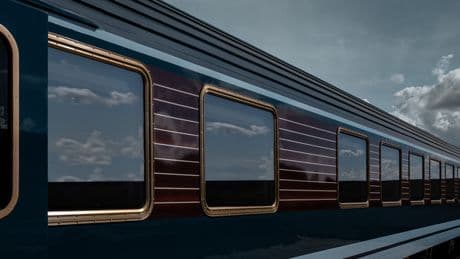 Il treno riparte mentre sta fumando una sigaretta. Si aggrappa ai vagoni per riprenderlo, salvo per miracolo. Follia in Austria