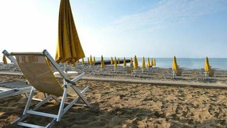 Spiagge vuote, quando il caro stabilimenti non c'entra. Gli italiani in partenza: «La vacanza al mare è superata. Sono cambiate le mete»
