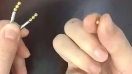 Anulados 800 exámenes de inglés en Japón tras localizar un fraude a través de un audífono microscópico