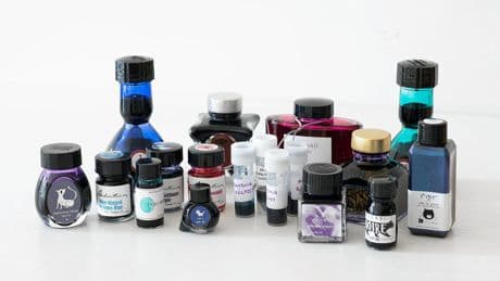 Inktmakers experimenteren met steeds nieuwe kleuren en soorten vulpeninkt. En voor ze het weten hebben ze een vulpeninktbedrijf