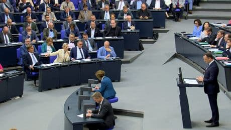 Aufregung im Bundestag - Klöckner droht Weidel mit Rausschmiss