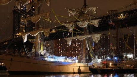 Zwei Tote – Mexikanisches Marineschiff kollidiert mit Brooklyn Bridge in New York