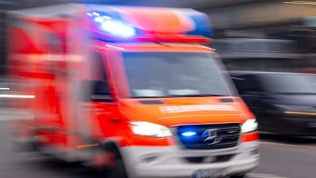 Tragödie auf Friedhofsparkplatz – 77-jähriger Autofahrer will ausparken und fährt Zwillinge tot