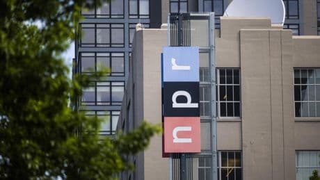 La radio pública NPR y tres emisoras locales demandan a Trump por la confiscación de fondos