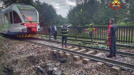 Maltempo, danni in tutto il Nord. In Lombardia treno fermato a pochi metri da voragine