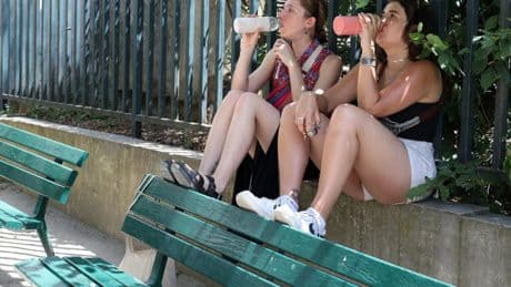 La canicule va gagner plus de la moitié de la France qui suffoque