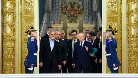 Rusland doet zich voor als bondgenoot van Iran, waar het vooral zelf van profiteert