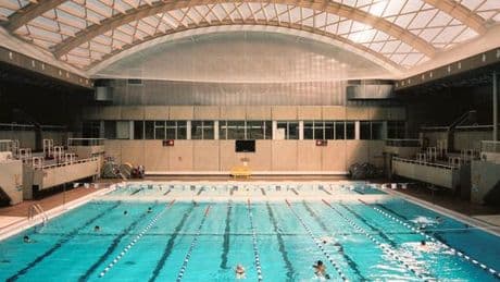 A Paris, la piscine Georges-Vallerey, entre toit ouvrant et esprit Coubertin