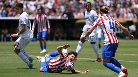 Fiasco mundial del Atlético de Madrid: la goleada era un sueño y el árbitro, la pesadilla (1-0)