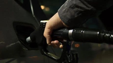 Estos son los auténticos riesgos de llenar el depósito en gasolineras 'low cost'