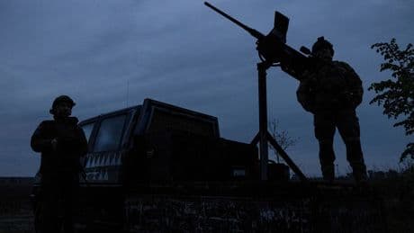 Putin visita il Kursk al confine con l’Ucraina. Mosca attacca le sanzioni Ue