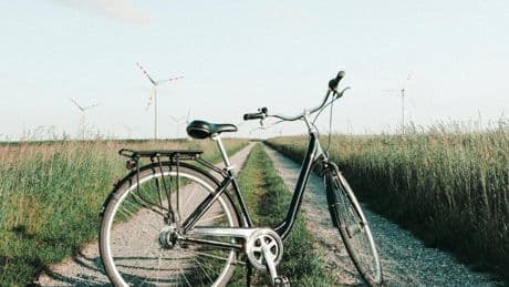 Bimbo urta con la bici un camion parcheggiato in modo irregolare sulla ciclabile, a pagare la multa è il papà