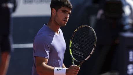 Alcaraz abrasa a De Miñaur con un partido excepcional en el Conde de Godó (7-5 y 6-3)