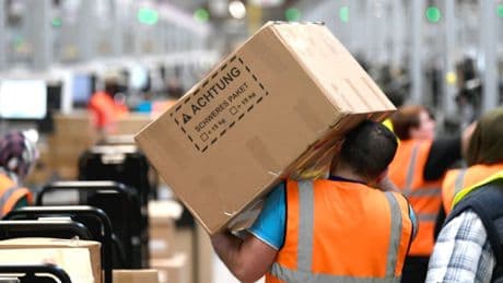 Handelskonzern: Amazon stockt in Deutschland auf