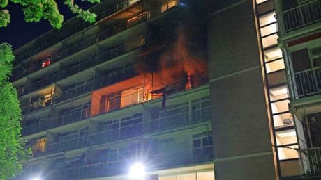 Uitslaande brand aan Kelloggplaats in Rotterdam, twee slachtoffers naar ziekenhuis