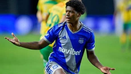 Fußballprofi versteckt sich unter dem Bett – Frau und Kind entführt