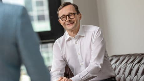 Marktkommentar von Deka-Chefvolkswirt Ulrich Kater: Fed bleibt im Wartemodus – Zinsentscheidung unter Trump-Druck