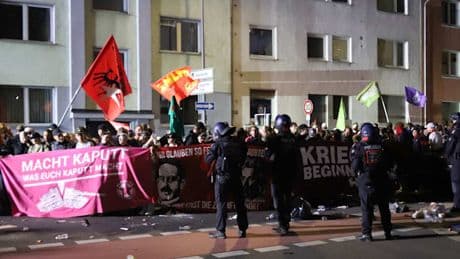 Demo-Teilnehmer versuchten laut Polizei, Einsatzkräften ihre Waffen zu entreißen