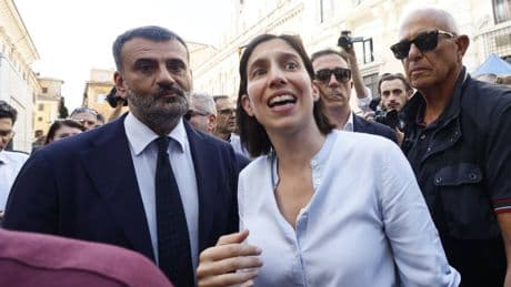 "Tentato dalla segreteria Pd". Decaro potrebbe beffare la Schlein