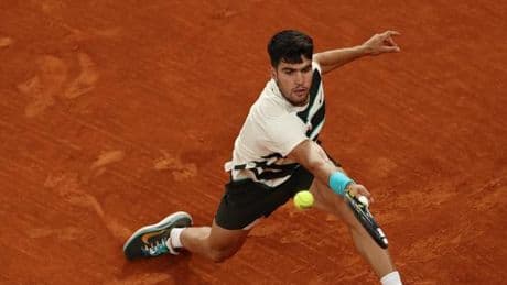 Carlos Alcaraz, tenant du titre, qualifié pour la finale de Roland-Garros après l’abandon de Lorenzo Musetti