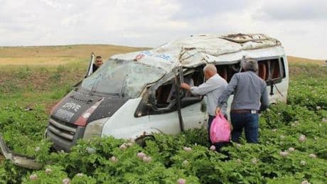 Minibüs tarlaya uçtu: 1 ölü, 4 yaralı