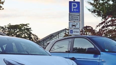 Darf Falschparker vor defekter Ladesäule abgeschleppt werden? Gericht spricht klares Urteil