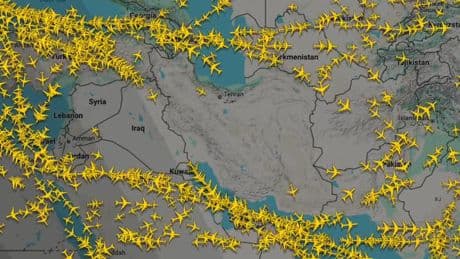 Israele attacca l'Iran, il traffico aereo azzerato: tutti i voli deviati e cancellati. Il confronto