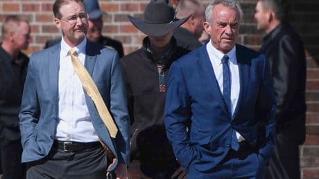 Un vídeo muestra a un médico con sarampión tratando a niños y RFK Jr dice que es un profesional "extraordinario"