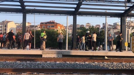 Tren istasyonunda elektrik akımına kapılan 20 yaşındaki işçi ağır yaralandı