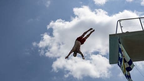 Junge springt im Freibad von Fünf-Meter-Brett – Mann stirbt