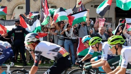 1500 policías blindan el ascenso final de la Vuelta a la Bola del Mundo ante las movilizaciones masivas convocadas por ecologistas y propalestinos