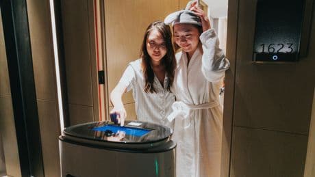 Intelligenza artificiale e viaggi: hotel e resort cambiano volto tra concierge virtuali e robot