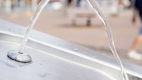 Teuer, überflüssig oder Hitzeschutz?: Debatte um mehr Trinkwasserbrunnen für NRW-Städte