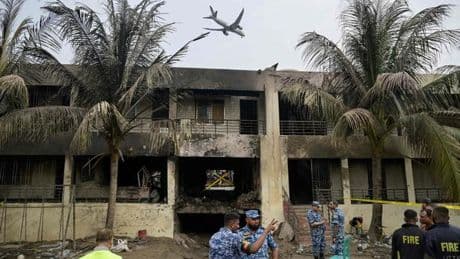“Des flammes partout” : au Bangladesh, le choc après le crash d’un avion sur une école
