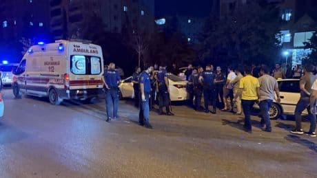 3 otomobilin karıştığı kazada ortalık savaş alanına döndü: 6 yaralı, 12 gözaltı