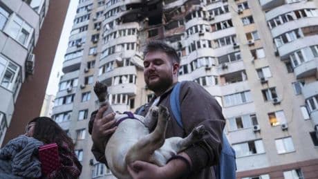 L’Ukraine visée par des bombardements massifs et des frappes russes, Kiev déplore plusieurs morts