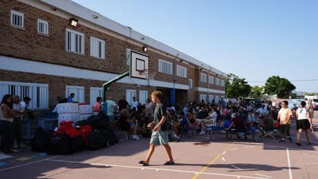 Los desalojados por el incendio en Tarifa comienzan a volver a casas y hoteles: el fuego sigue "activo" y "virulento"