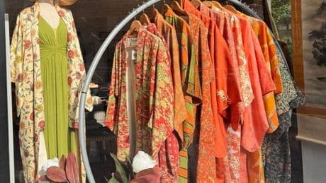 Adiós al típico vestido de invitada: abren solo tres días una tienda en Bilbao con kimonos únicos de Japón