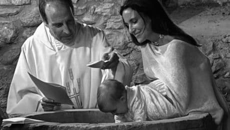 Marta Pombo y el vizcaíno Luis Zamalloa bautizan a sus gemelas en una humilde iglesia a una hora de Bilbao