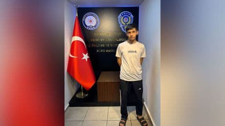 Antalya'da 20 yaşındaki genç, bankta oturan kişiyi dövüp parasını çaldı