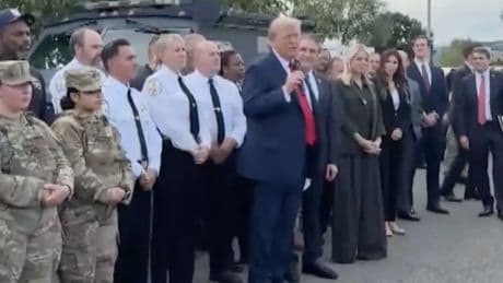 Trump lleva pizza a las tropas en Washington y asegura que se quedarán "largo tiempo" en la ciudad
