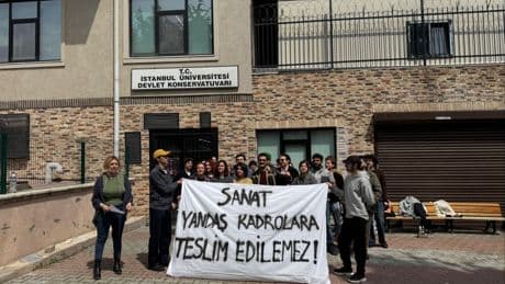 İÜDK öğrencilerinden “paraşüt hoca” protestosu: “Sahnemizde yeri yok"