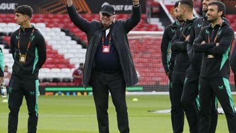 Los aplausos de Iribar al «sí se puede» de los hinchas a los jugadores en Old Trafford