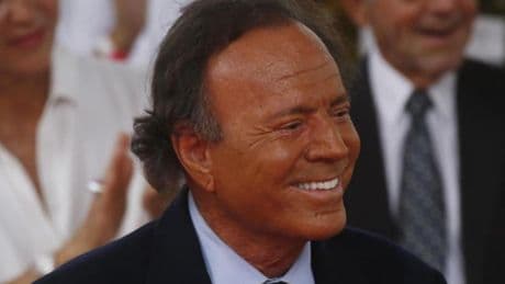 Julio Iglesias vuelve a sus orígenes y compra una casa en Galicia