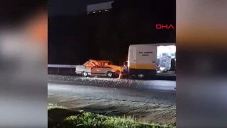 Küçükçekmece'de otomobil, İETT yol bakım aracına çarptı: 1'i ağır 5 yaralı