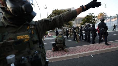 Pánico en Los Ángeles por las redadas para deportar inmigrantes de Trump: "Fui testigo de cómo esposaron a mi padre, lo encadenaron de la cintura y de los tobillos"