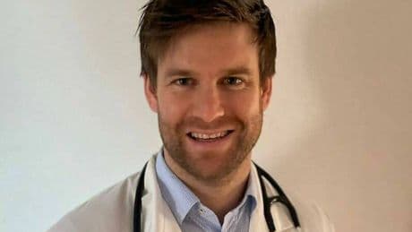 Alexandre Olmos, médico, sobre el color de tu lengua: "Si notas que está blanca o con una capa espesa puede indicar desequilibrios en tu microbiota"